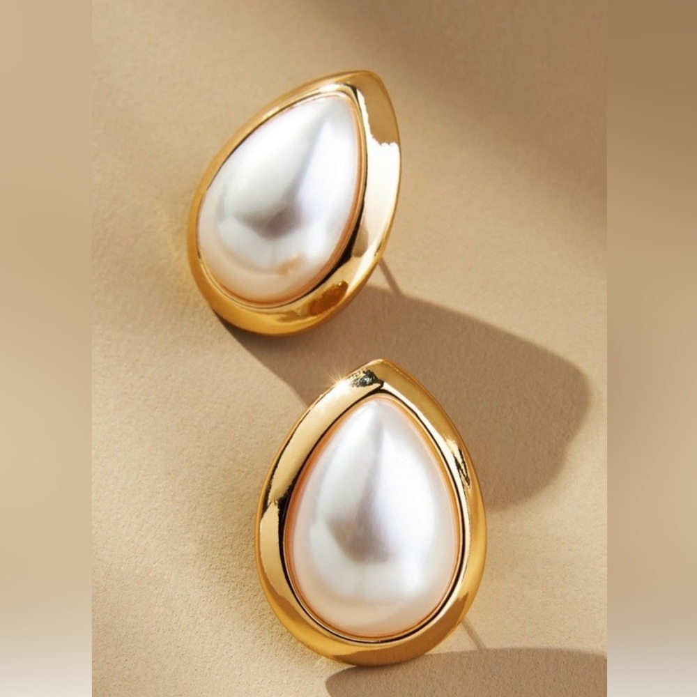 Vintage Elegant Chunky Gold and Cream Teardrop Pearl Stud Earrings Classic